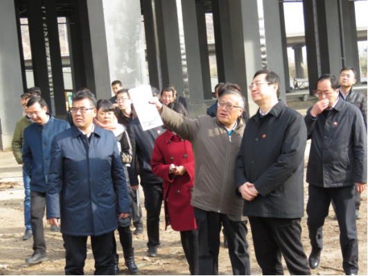 省委常委、西寧市委書記王曉在青海省物產(chǎn)集團總公司黨委書記、總經(jīng)理王玉輝陪同下，深入青海物產(chǎn)朝陽物流園區(qū)。